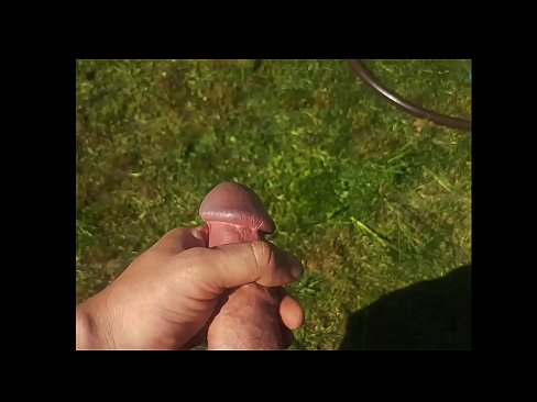 ❤️ Una guapa calenta es folla el seu cony rosa i es corre amb un esquitxat en un jardí d'estiu ❌ Porno preciós al ca.prendiporno.ru ❌❤