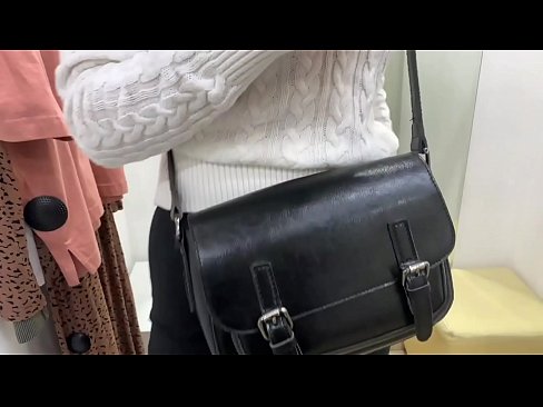 ❤️ Masturbació pública de la jove gossa FeralBerry amb un consolador al provador ❌ Porno preciós al ca.prendiporno.ru ❌❤